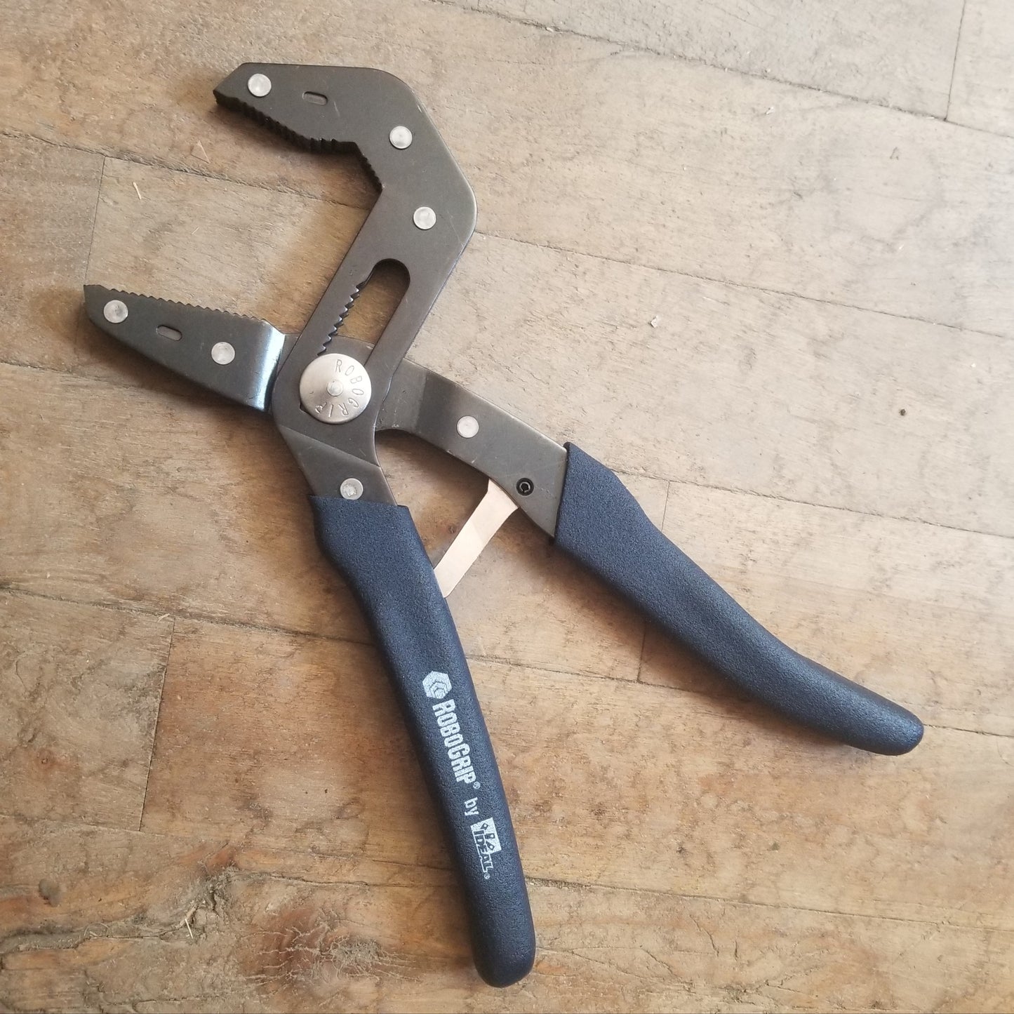 Ideal RG10V 10" V-Notch Robogrip Self-Adjusting Pliers (35-451)